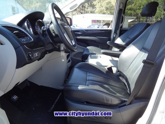 Chrysler Town and Country 2012 photo 3