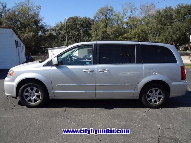 Chrysler Town and Country 2012 photo 4