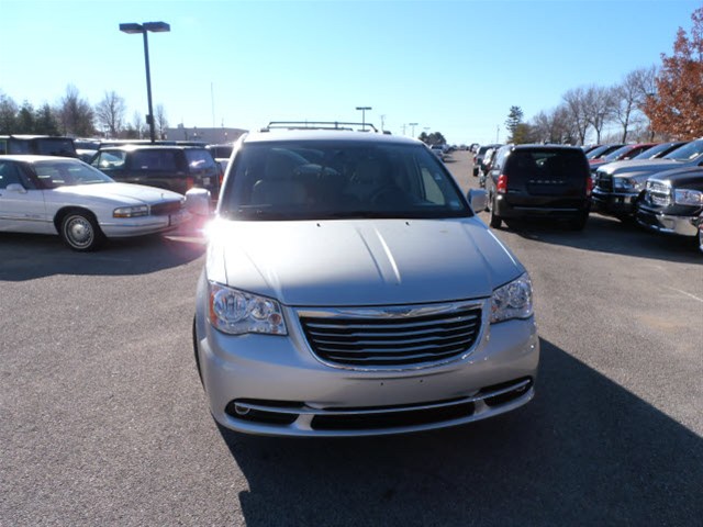 Chrysler Town and Country 2012 photo 1