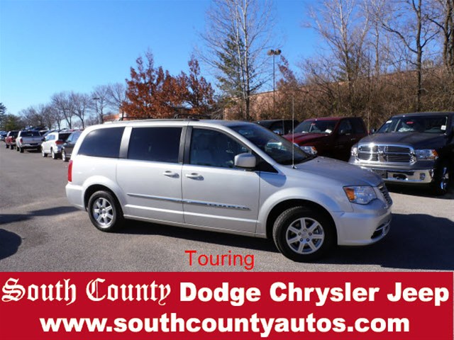 Chrysler Town and Country 2012 photo 2