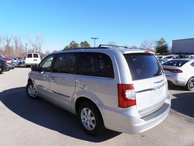 Chrysler Town and Country 2012 photo 3