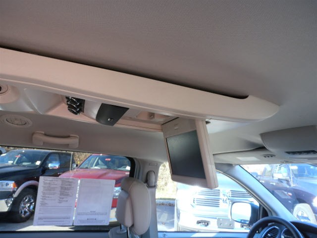 Chrysler Town and Country 2012 photo 4