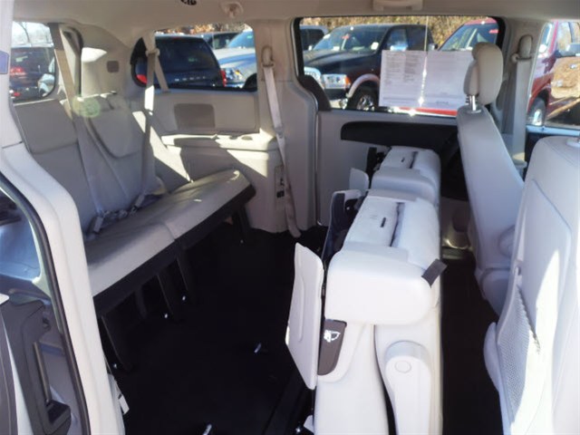 Chrysler Town and Country 2012 photo 5