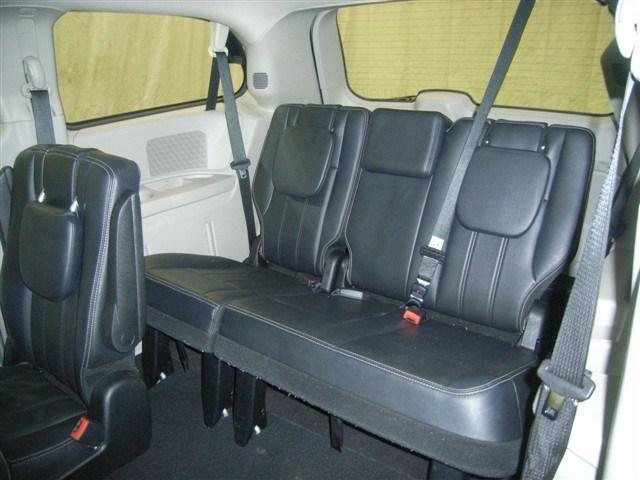 Chrysler Town and Country 2012 photo 1