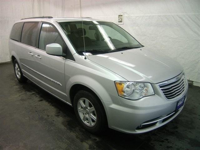 Chrysler Town and Country 2012 photo 2