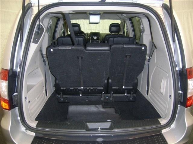 Chrysler Town and Country 2012 photo 3