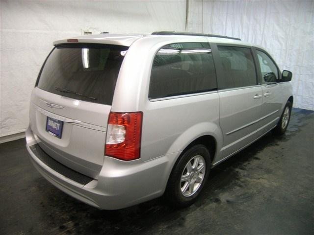 Chrysler Town and Country 2012 photo 5