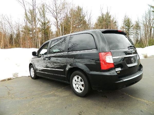 Chrysler Town and Country 2012 photo 1