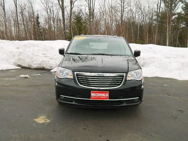 Chrysler Town and Country 2012 photo 2