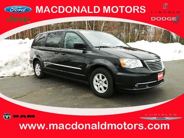 Chrysler Town and Country 2012 photo 3