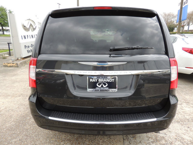 Chrysler Town and Country 2012 photo 1