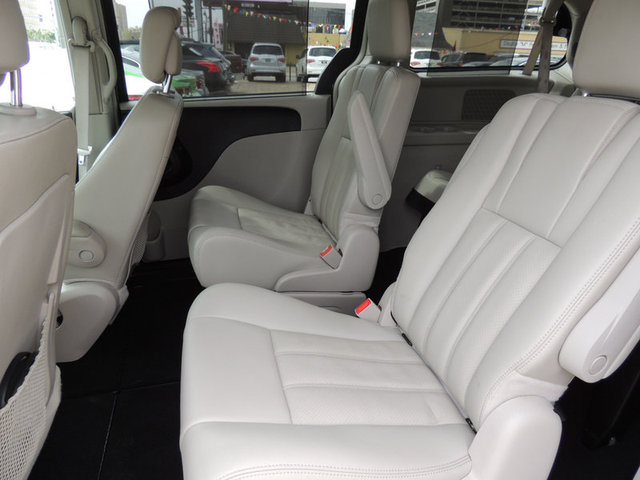 Chrysler Town and Country 2012 photo 2