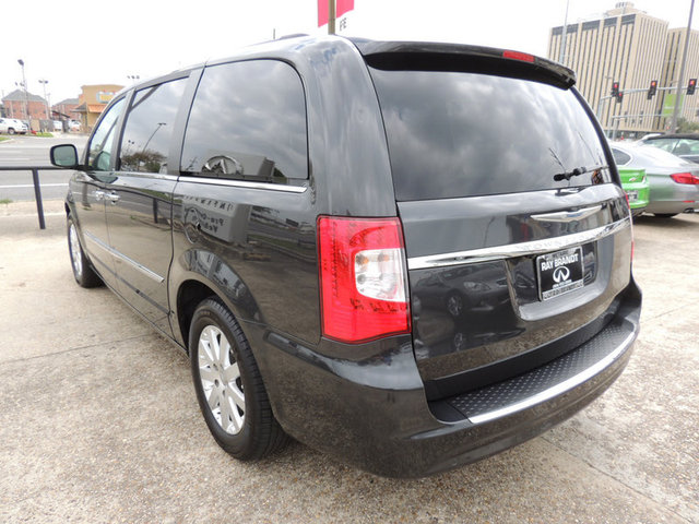Chrysler Town and Country 2012 photo 5