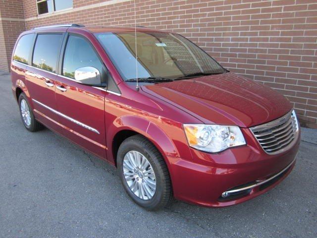 Chrysler Town and Country 2012 photo 1