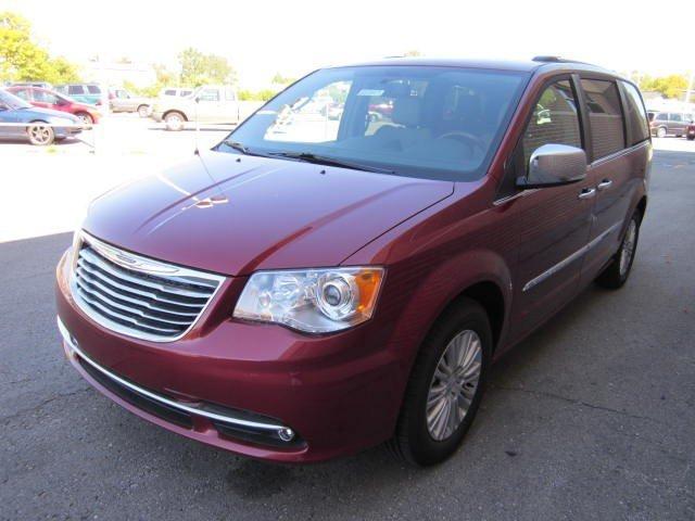 Chrysler Town and Country 2012 photo 2