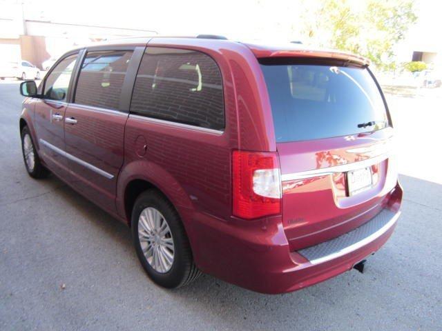 Chrysler Town and Country 2012 photo 3