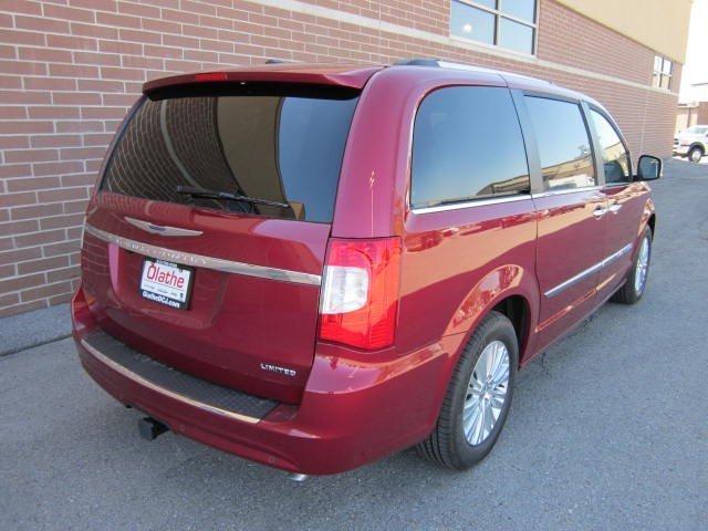 Chrysler Town and Country 2012 photo 4