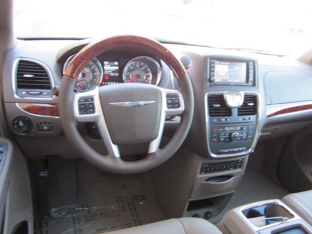 Chrysler Town and Country 2012 photo 5