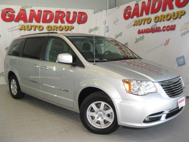 Chrysler Town and Country 2012 photo 1