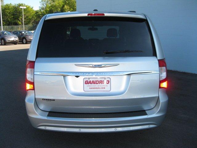 Chrysler Town and Country 2012 photo 2