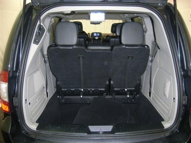 Chrysler Town and Country 2012 photo 1