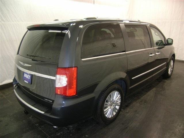 Chrysler Town and Country 2012 photo 2