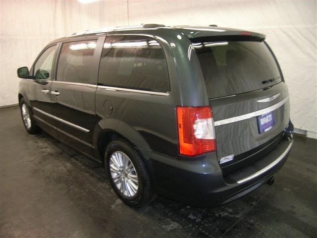 Chrysler Town and Country 2012 photo 3