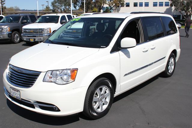 Chrysler Town and Country 2012 photo 1