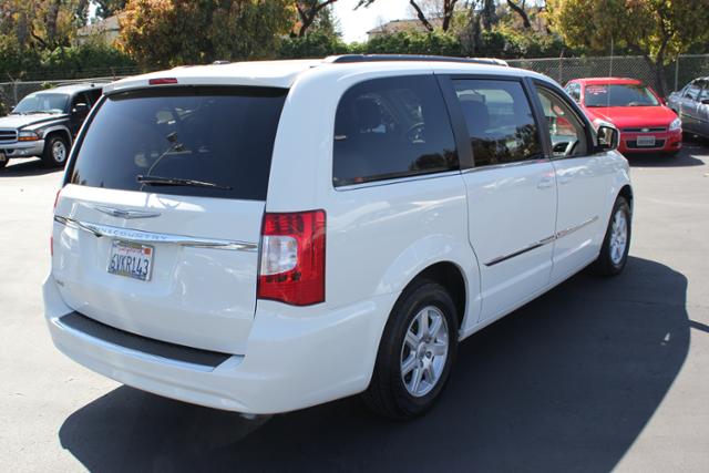 Chrysler Town and Country 2012 photo 2