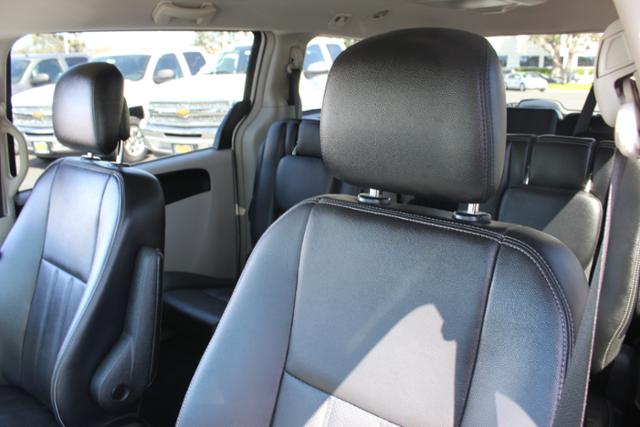 Chrysler Town and Country 2012 photo 3