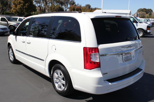 Chrysler Town and Country 2012 photo 4