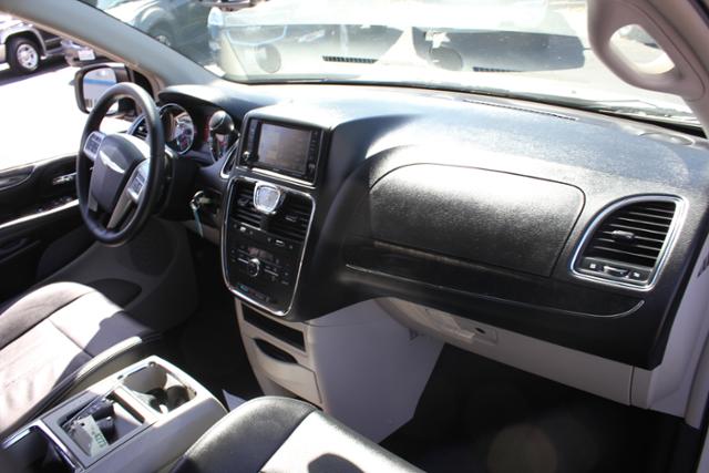 Chrysler Town and Country 2012 photo 5