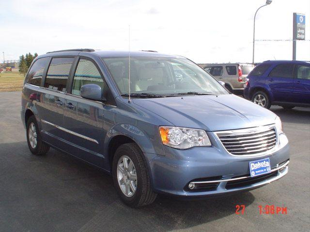Chrysler Town and Country 2012 photo 1