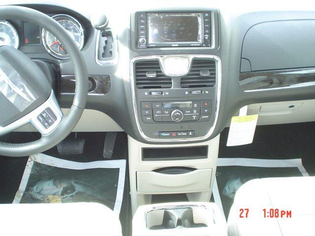 Chrysler Town and Country 2012 photo 2