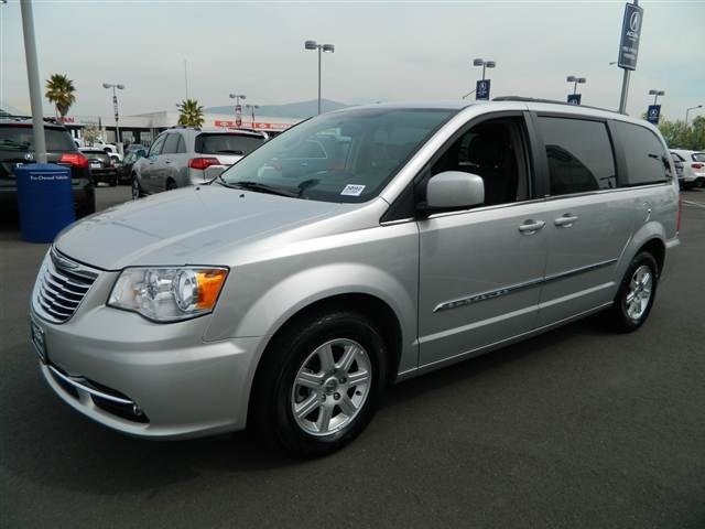 Chrysler Town and Country 2012 photo 1