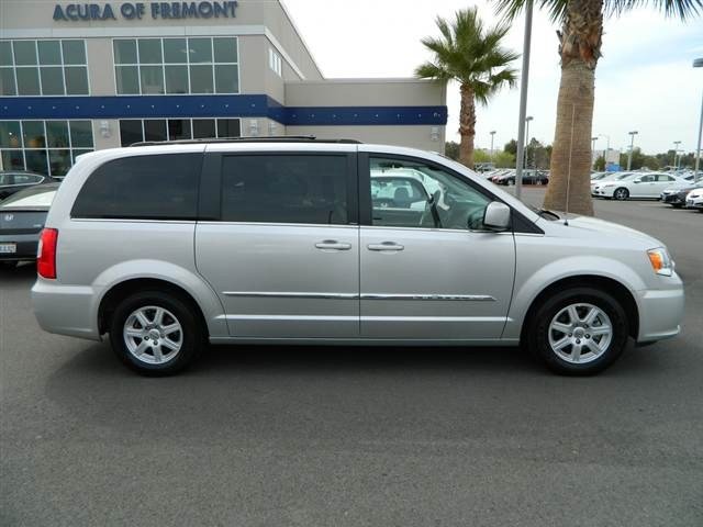 Chrysler Town and Country 2012 photo 2