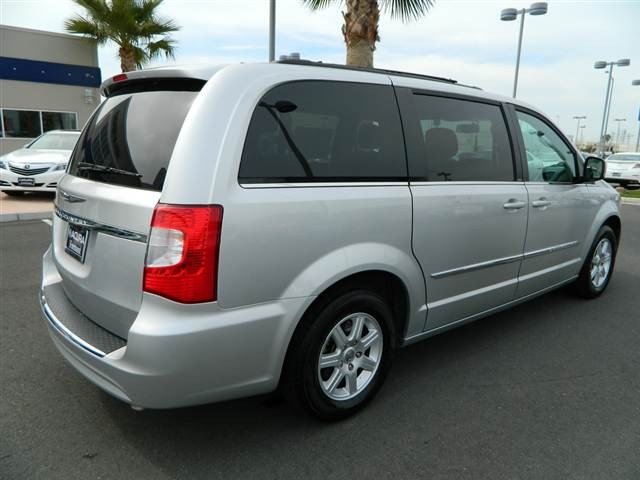 Chrysler Town and Country 2012 photo 3