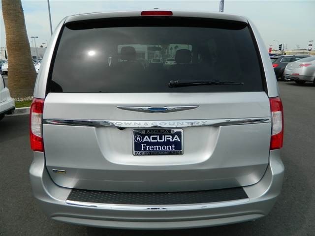 Chrysler Town and Country 2012 photo 4