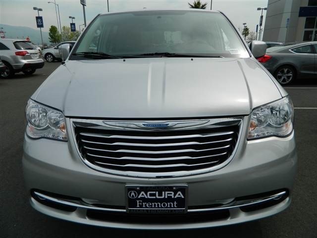 Chrysler Town and Country 2012 photo 5