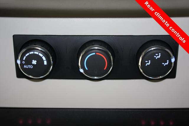 Chrysler Town and Country 2012 photo 3