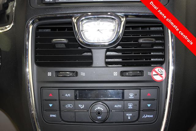 Chrysler Town and Country 2012 photo 4