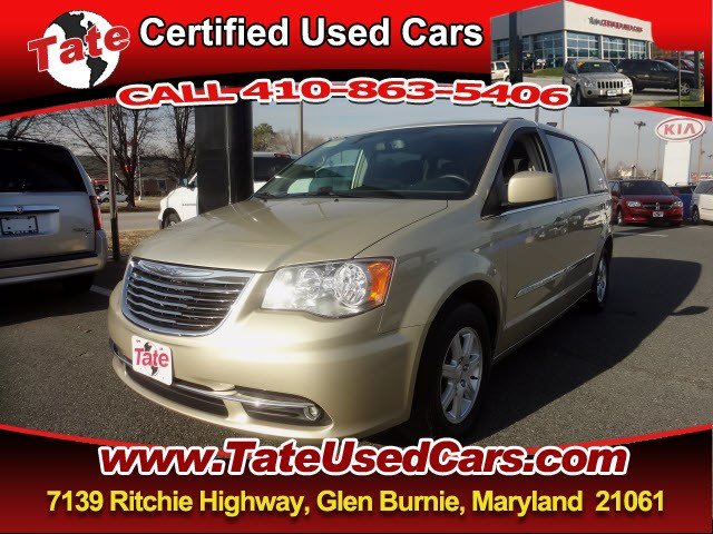 Chrysler Town and Country 2012 photo 2