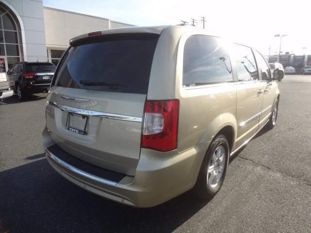 Chrysler Town and Country 2012 photo 3