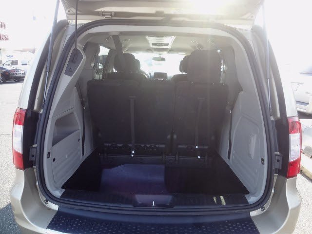 Chrysler Town and Country 2012 photo 5