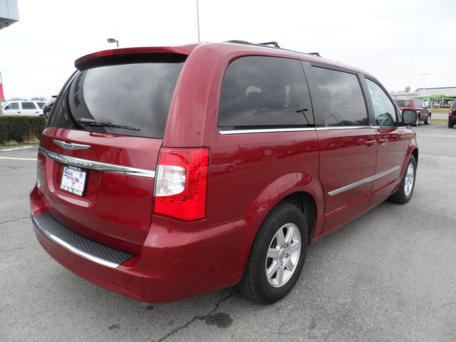 Chrysler Town and Country 2012 photo 2