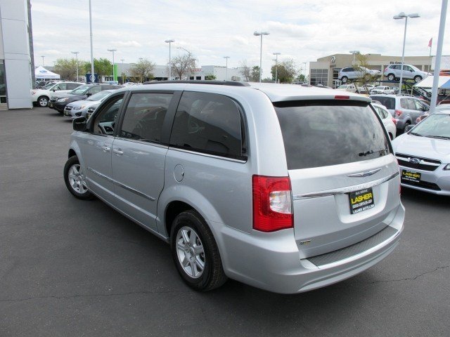 Chrysler Town and Country 2012 photo 1