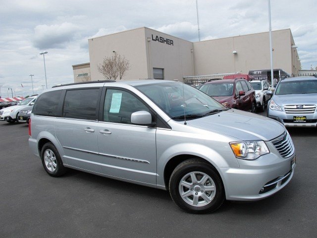 Chrysler Town and Country 2012 photo 3