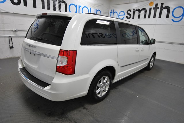Chrysler Town and Country 2012 photo 1