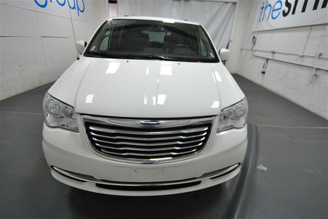 Chrysler Town and Country 2012 photo 3