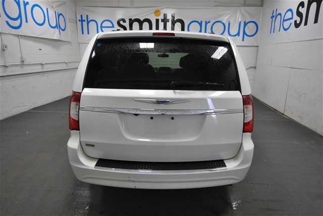 Chrysler Town and Country 2012 photo 4